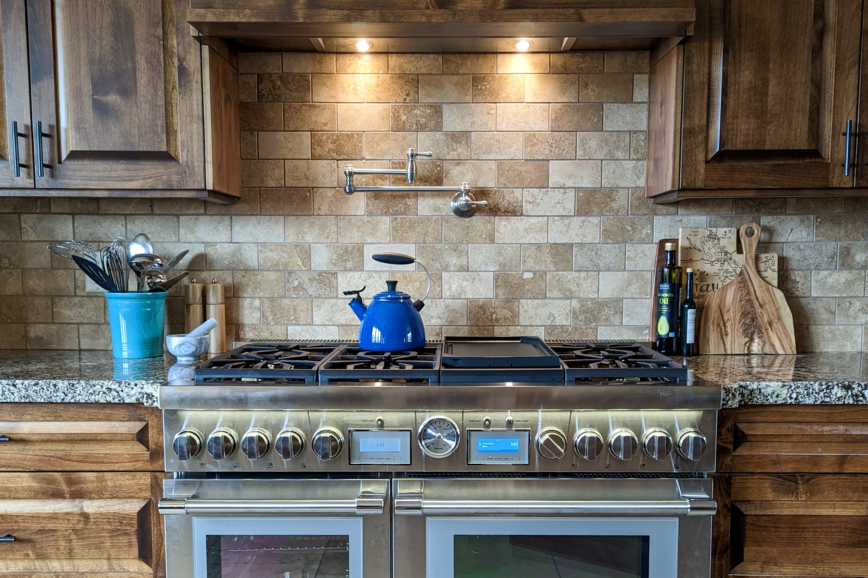 A beautiful kitchen filled with gorgeous cabinets.